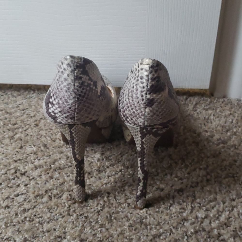 Shoes - Picture 3 of 9